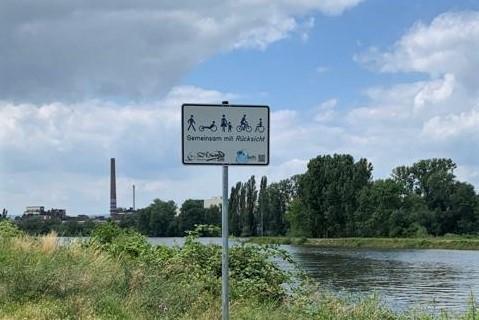 Ein Verkehrszeichen am Radweg westlich des Mains ca. 15 km vor der Mündung in den Rheinvor der zeigt viel verschiedene Wegnutzer und wirbt um Rücksicht untereinander.