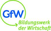 Logo der "GfW" - Bildungswerk der Wirtschaft. In grüner und blauer Schrift mit einem Kreis und einem Pfeil daran der vermutlich zirkuläres Wirtschaften symbolisieren soll