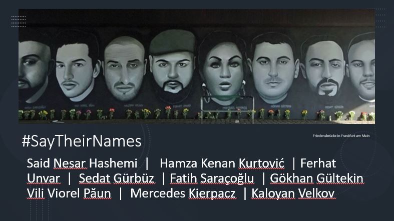 Die Gesichter der getöteten Personen sind als ein großes Wandbild unter der Friedensbrücke in Frankfurt abgebildet. Darunter stehen ihre Namen.