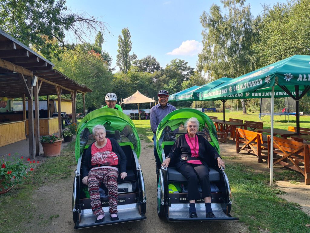 Rikscha-Fahrt durch einen Biergarten.