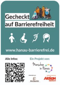 Ein Aufkleber der Geschäftskunden auf die Barrierefreiheit hinweist. Es sind 4 Symbole für die Behinderungen zu sehen, ein QR Code zum einscannen und die Logos von Menschen in Hanau, der Aktion Mensch und der Stadt Hanau