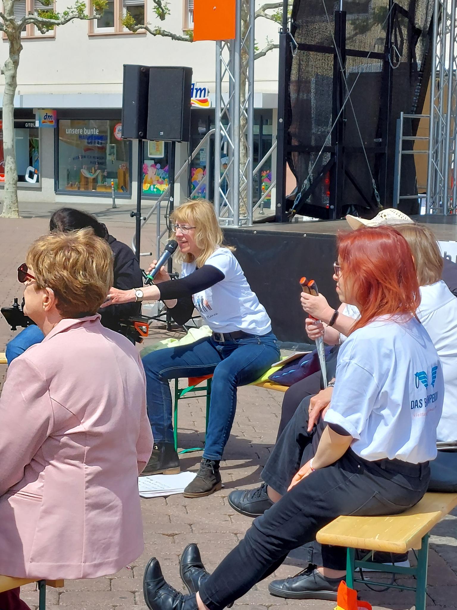 Sylvie spricht ins Mikrophon