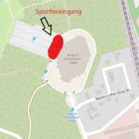 Auf einem Ausschnitt der osm-Karte ist der Sportlereingang rot markiert. Ebenso ist die Zufahrt zum Haupteingang zu erkennen.