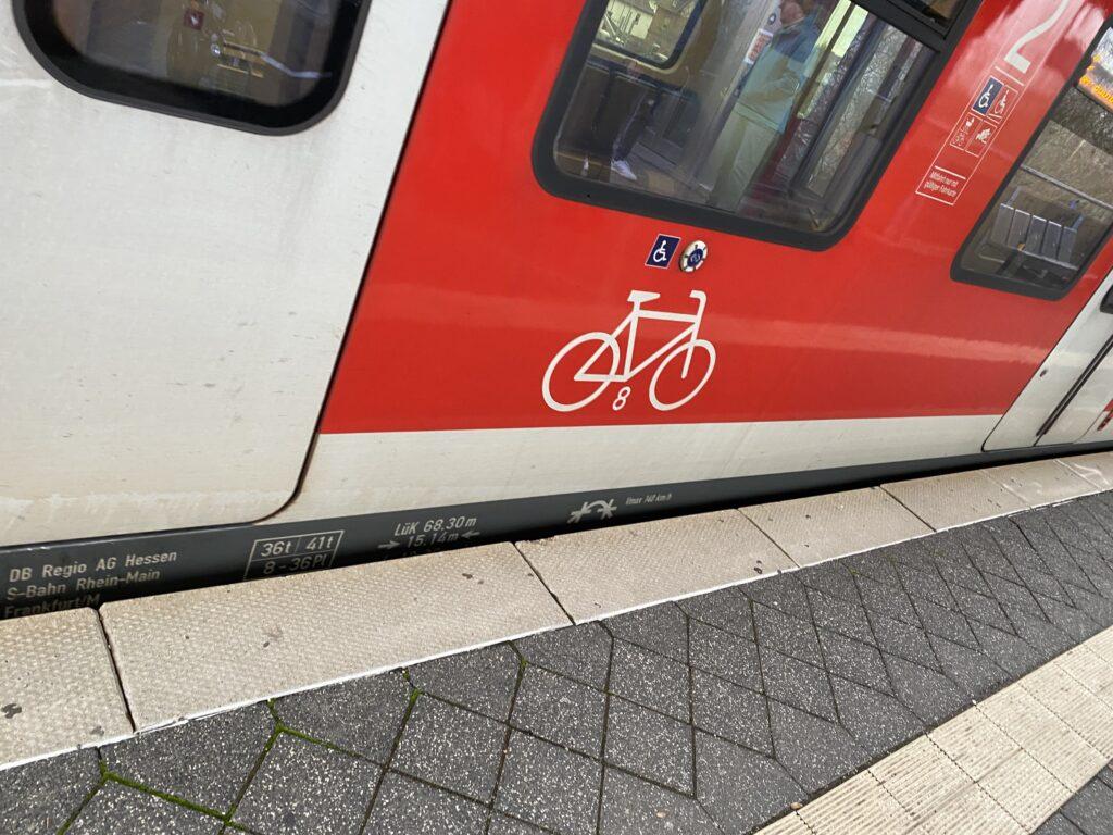 Das Bild zeigt den niveaugleichen Einstieg vom Bahnsteig in die S-Bahn