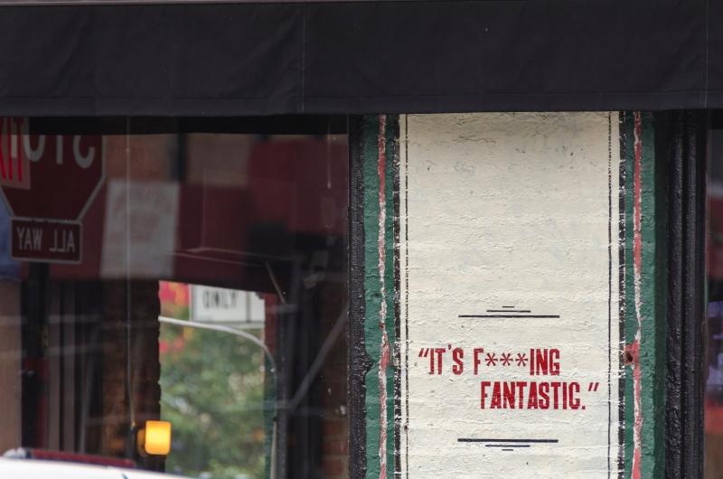 An der Fassade eines Ladens steht "It's f***ing fantastic" - grob übersetzt: "es ist verdammt fantastisch"