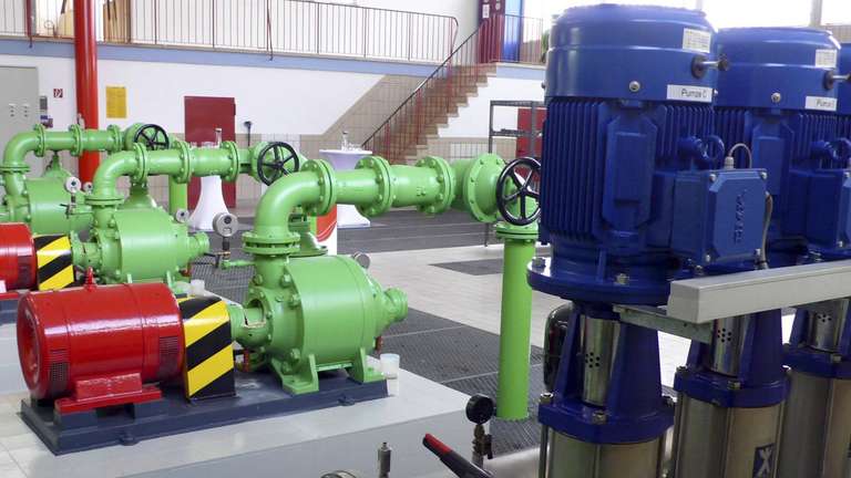 Das Bild zeigt die technischen Geräte, wie z.B. Pumpen, zur Trinkwasserförderung.