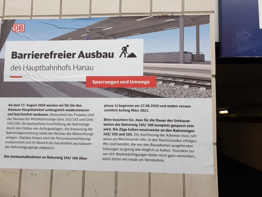 Ein Plakat informiert über den geplanten Bahnhofsumbau