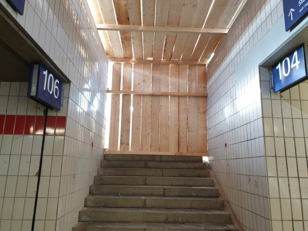 Das Bild zeigt den verschlossenen Aufgang zu Gleis 106