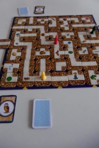 Das Labyrinth hat sich entwickelt.. Auf dem Spielbrett sieht man nun Gänge, Wege und kleine farbige Figuren.